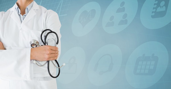 Profesionales de salud revisando información digital